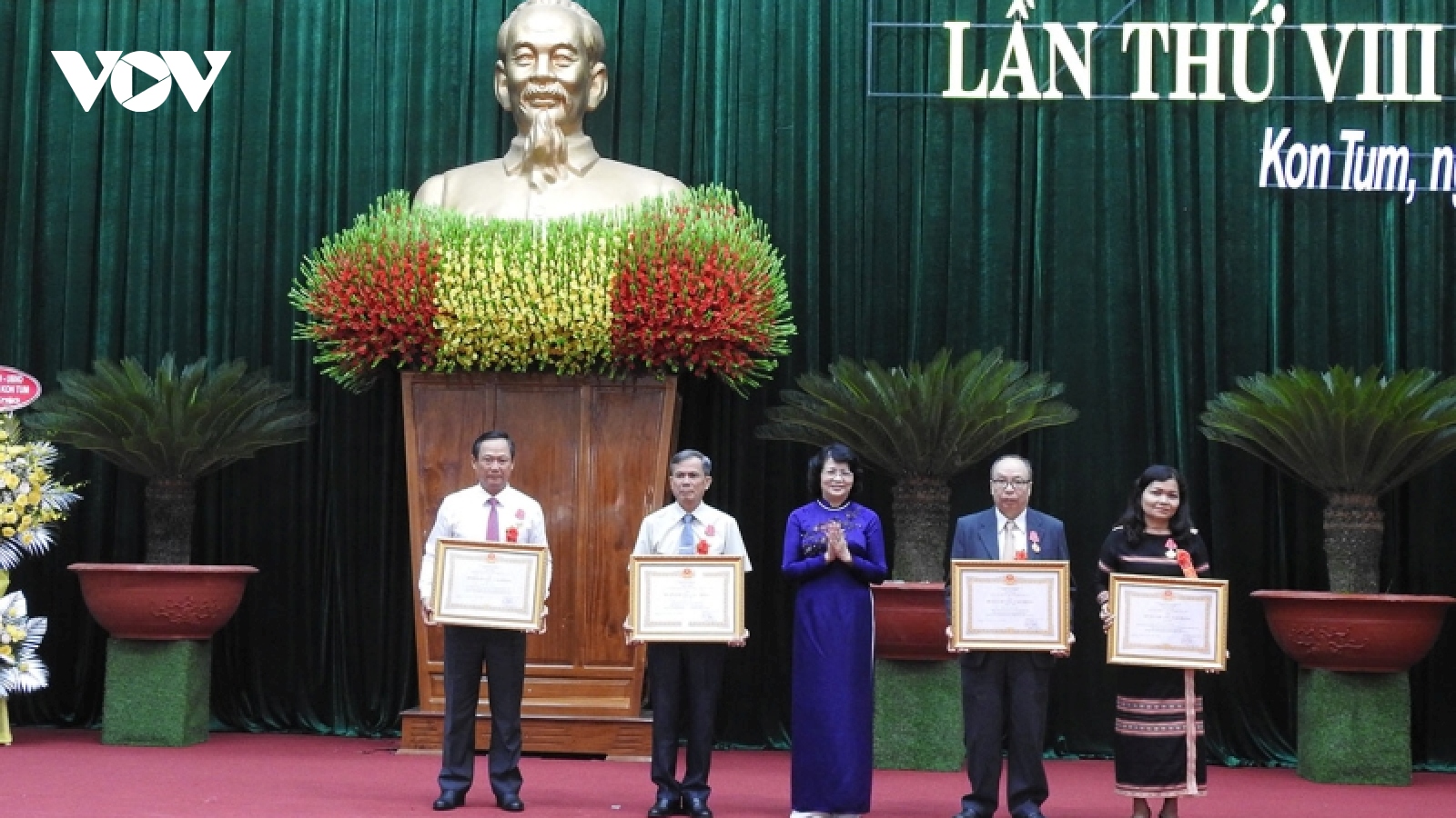 Phó Chủ tịch nước dự Đại hội thi đua yêu nước tỉnh Kon Tum